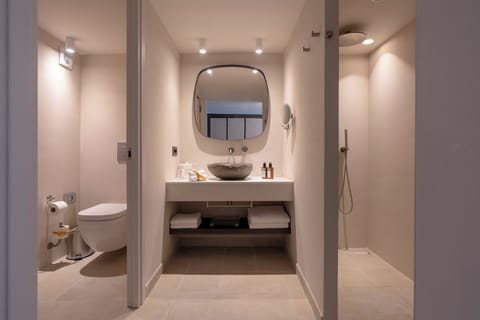 Shower, rainfall showerhead, free toiletries, hair dryer