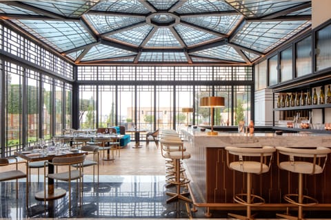 4 restaurants; breakfast, lunch, and dinner served