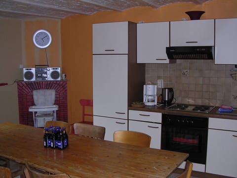 Cottage | Private kitchen | Microwave, dishwasher, coffee/tea maker