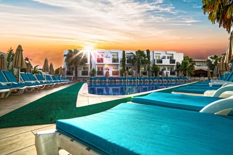 Seasonal outdoor pool, pool umbrellas, sun loungers