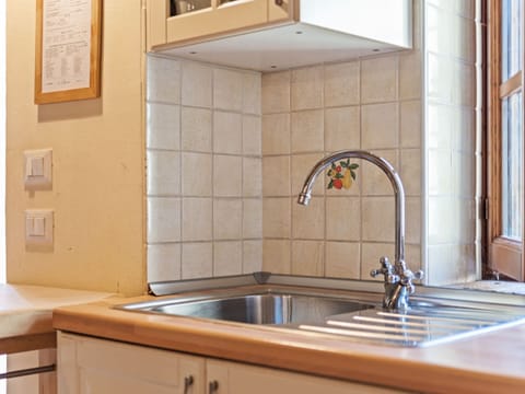 House | Private kitchen | Cookware/dishes/utensils