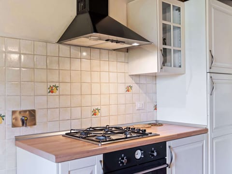 House | Private kitchen | Cookware/dishes/utensils