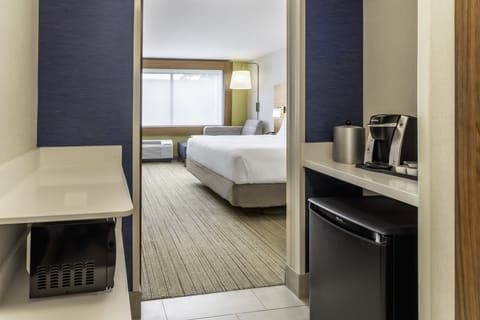 Standard Room, 1 King Bed, Roll-in Shower (Roll-In Shower) | In-room safe, desk, laptop workspace, blackout drapes