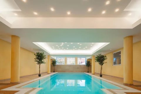 Indoor pool, sun loungers