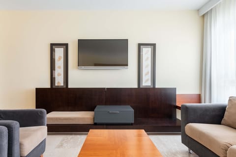 Minibar, in-room safe, soundproofing, free WiFi