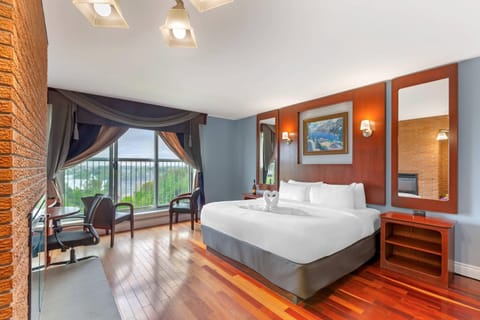 Standard Room, 1 Queen Bed | Desk, iron/ironing board, bed sheets, alarm clocks