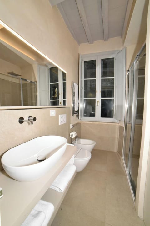 Deluxe Condo | Bathroom | Shower, free toiletries, hair dryer, bidet