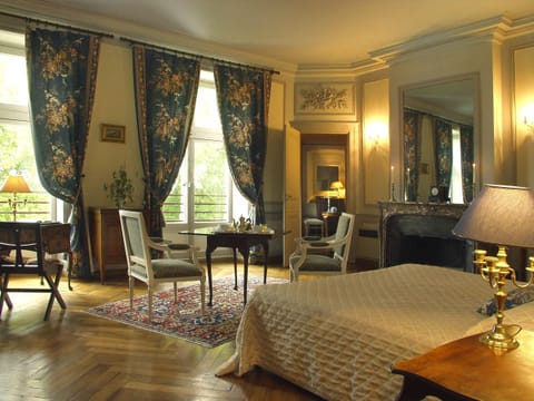 Executive Suite | Premium bedding, blackout drapes, soundproofing, free WiFi