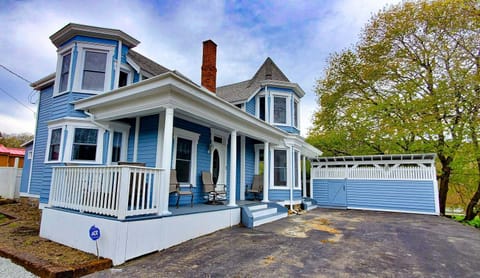 Side view of The River House. Enjoy free off street parking.