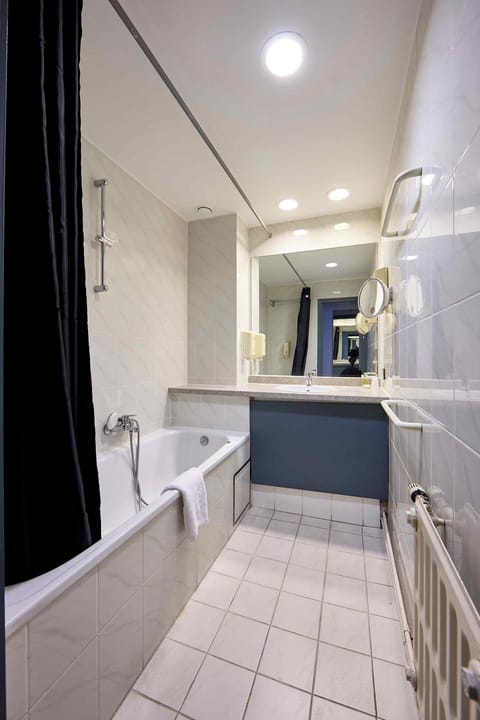 Minibar, in-room safe, iron/ironing board