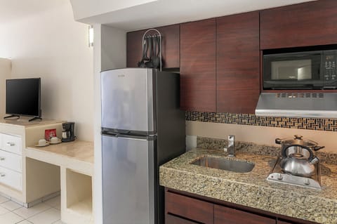 Coffee/tea maker, full-size fridge, microwave, stovetop