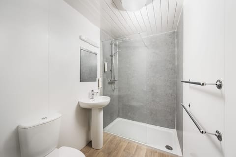 Combined shower/tub, free toiletries, hair dryer, towels