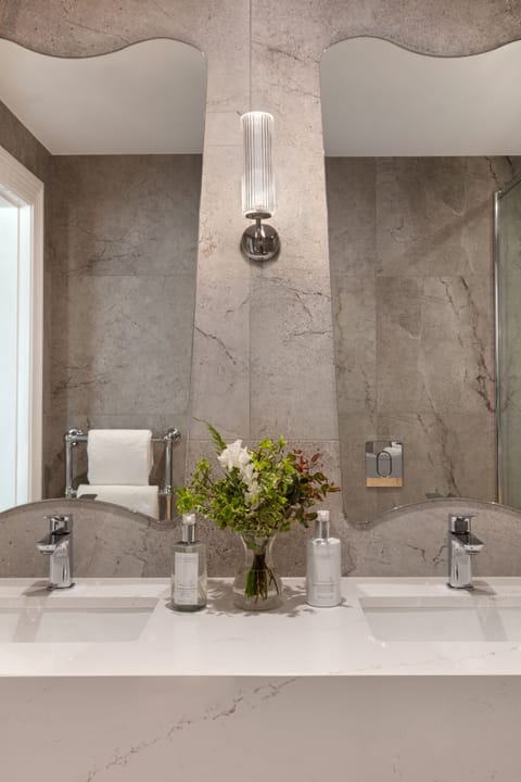 Royal Suite | Bathroom | Combined shower/tub, free toiletries, hair dryer, towels