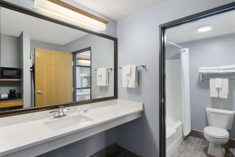 Combined shower/tub, free toiletries, hair dryer, towels