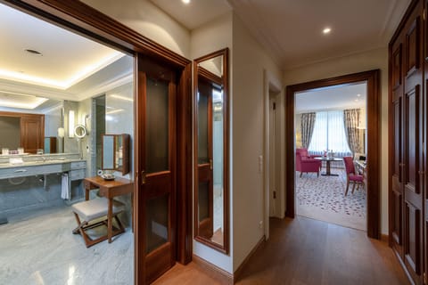 Premium bedding, down comforters, minibar, in-room safe