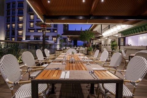 2 restaurants; breakfast, lunch, dinner, and brunch served