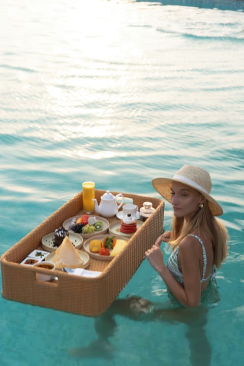 3 restaurants; breakfast, lunch, dinner, and brunch served