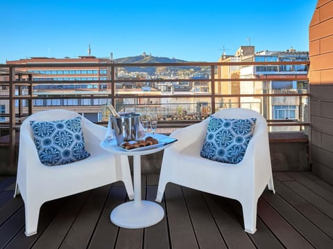 Superior Room, 1 Queen Bed, Terrace | Minibar, in-room safe, blackout drapes, soundproofing
