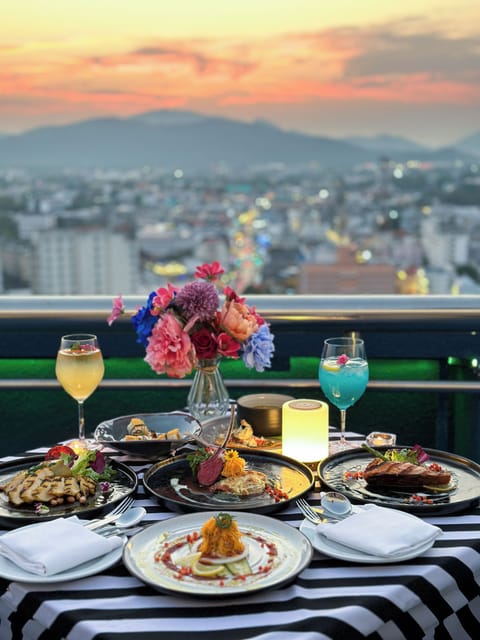 3 restaurants; breakfast, lunch, dinner, and brunch served