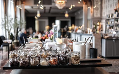 Free buffet breakfast on weekends