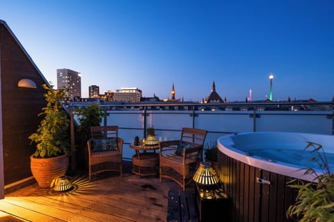 Panoramic Penthouse, 1 Queen Bed, Hot Tub, City View | Private spa tub