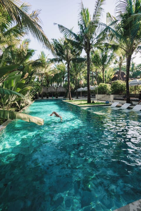 2 outdoor pools, sun loungers