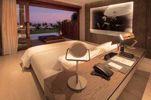 Beachfront Suites | Minibar, in-room safe, desk, laptop workspace
