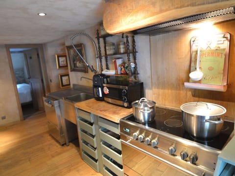 House | Private kitchen | Fridge, oven, dishwasher, coffee/tea maker