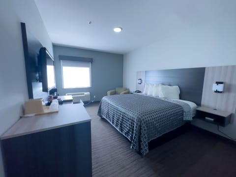 Standard Room, 1 King Bed, Non Smoking | Soundproofing, iron/ironing board, free WiFi, bed sheets