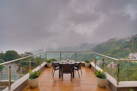 Executive Suite with Balcony and Valley | Premium bedding, memory foam beds, in-room safe, desk
