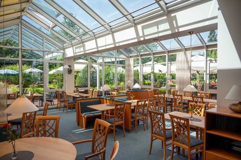 2 restaurants; breakfast, lunch, and dinner served