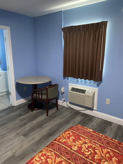 Room, 1 Queen Bed, Non Smoking | In-room safe, free WiFi, bed sheets