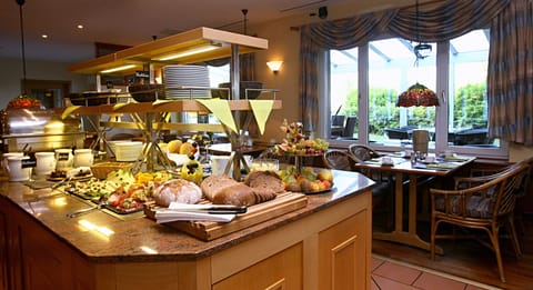 Breakfast, lunch, dinner served; Regional cuisine 