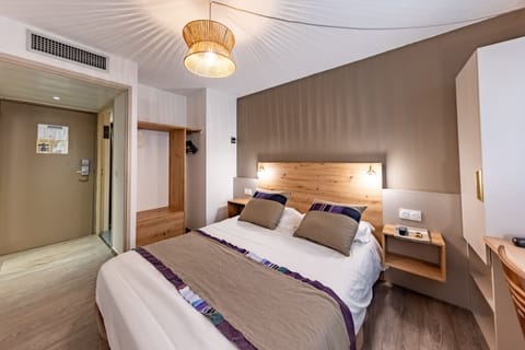 Standard Double Room | Minibar, in-room safe, desk, soundproofing