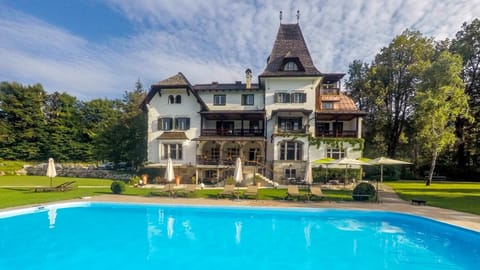 Seasonal outdoor pool, pool umbrellas, sun loungers
