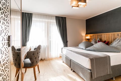 Junior Suite | Premium bedding, in-room safe, desk, blackout drapes