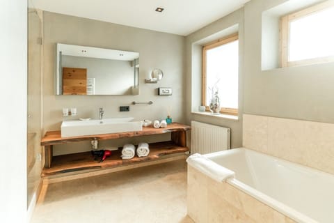 Junior Suite | Bathroom | Free toiletries, hair dryer, bathrobes, slippers