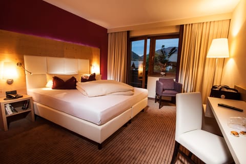 Premium bedding, in-room safe, desk, blackout drapes