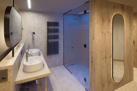 Studio | Bathroom | Shower, free toiletries, hair dryer, bathrobes