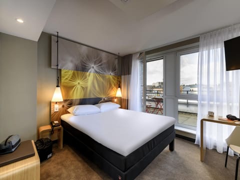 Comfort Room, 1 Double Bed, Balcony | Hypo-allergenic bedding, desk, soundproofing, iron/ironing board