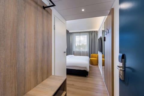 Comfort Room, 1 Double Bed, City View | Blackout drapes, soundproofing, iron/ironing board (on request)