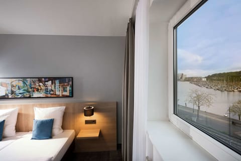 Hypo-allergenic bedding, minibar, desk, laptop workspace