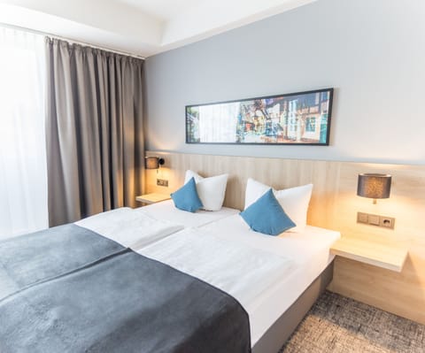 Hypo-allergenic bedding, minibar, desk, laptop workspace