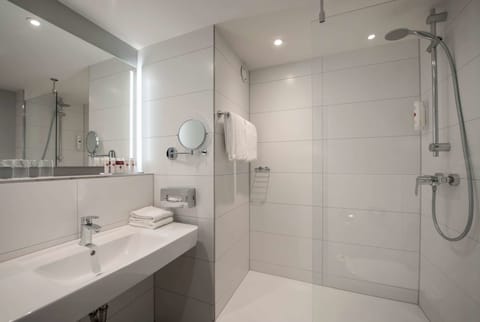 Deluxe Room | Bathroom | Hair dryer, towels, soap, shampoo