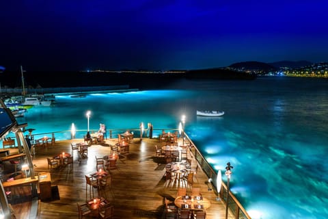 5 restaurants; breakfast, lunch, and dinner served