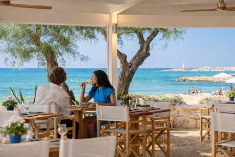 2 restaurants, breakfast served