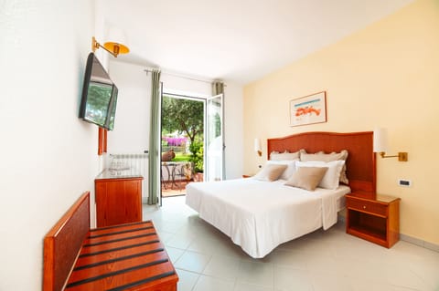 Classic Double or Twin Room | Minibar, in-room safe, desk, blackout drapes