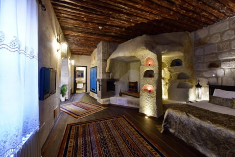 Deluxe Suite | 1 bedroom, premium bedding, in-room safe, soundproofing