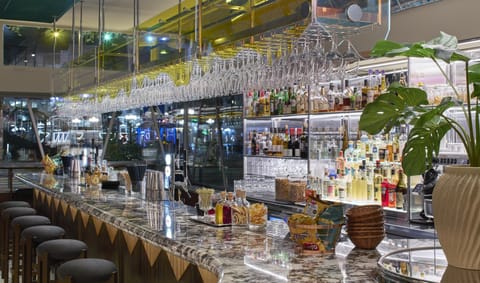 2 bars/lounges
