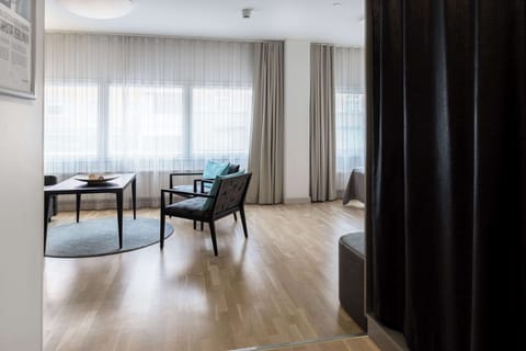 Family Room (Superior) | Minibar, in-room safe, desk, blackout drapes